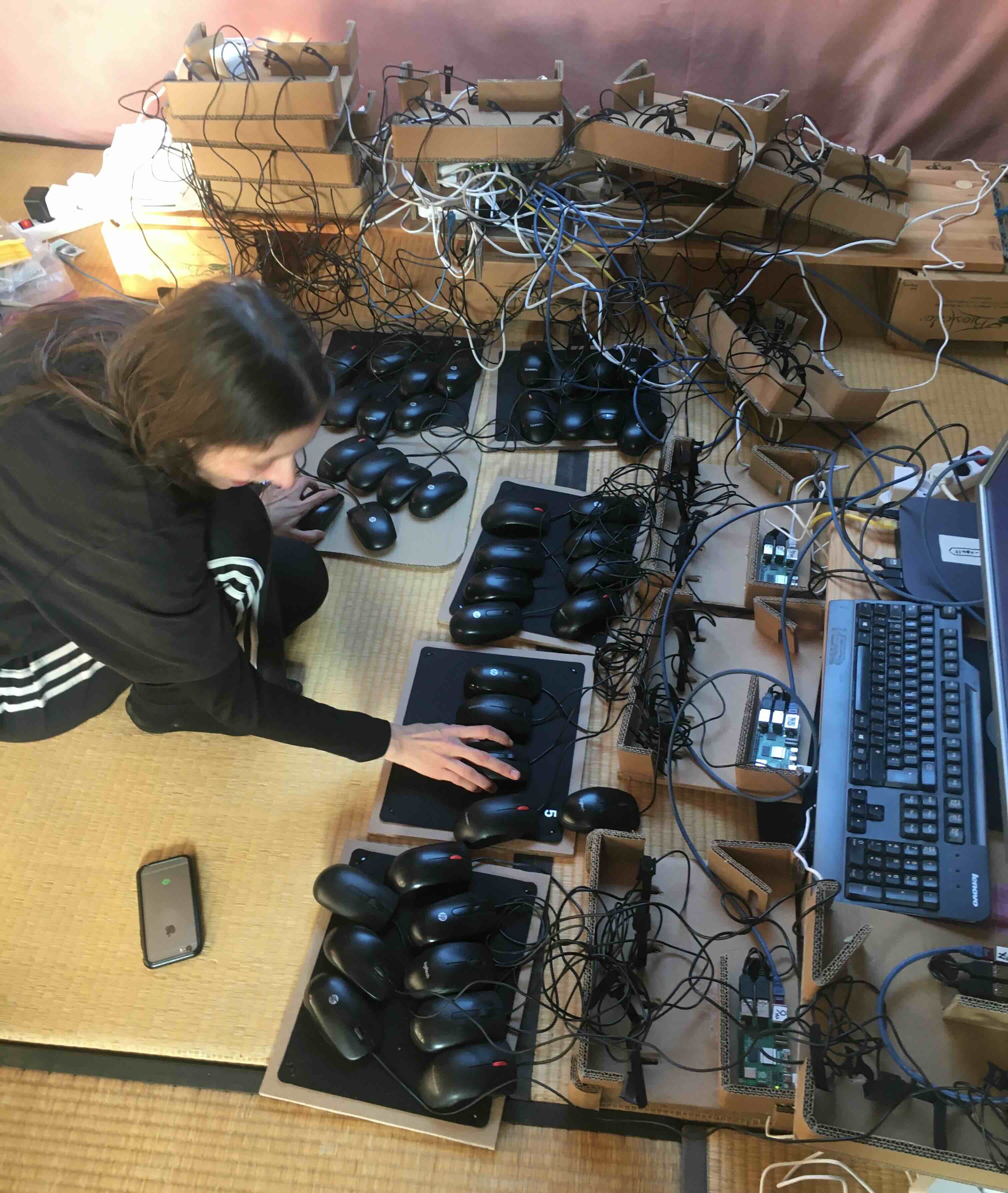 Stéphanie entourée de souris qui cliqueu cliqueu cliqueu